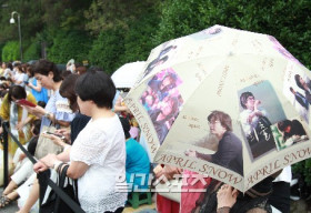 Đông đảo fan xếp hàng dài trước đám cưới của Bea Yong Joon