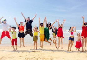 Đoan Trang – Hà Lê cùng thí sinh Bước Nhảy Hoàn Vũ Nhí 2015 quậy tưng trên bãi biển