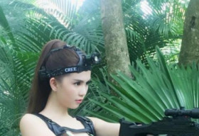 Mặc bikini đóng quảng cáo 10.000 USD, Ngọc Trinh bị sâu đốt sưng chân