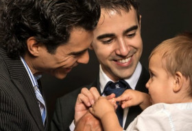 Cặp đôi đồng tính có nên nuôi con?