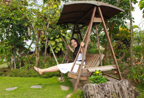 Nữ ca sĩ Việt thảnh thơi bên nhà vườn xanh mát