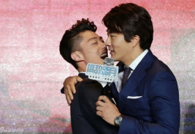 Hoắc Kiến Hoa phấn khích khi được ôm hôn Kwon Sang Woo