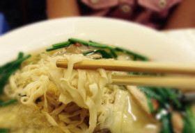 Mì vằn thắn biến tấu 30.000 đồng ở phố Huỳnh Thúc Kháng