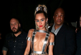 Miley Cyrus khoe ngực táo bạo trên thảm đỏ MTV VMAs 2015