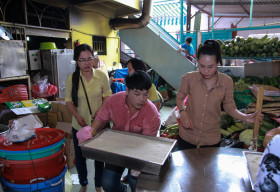 Ca sĩ Vỹ Khang nhiệt tình nấu cơm giúp các cụ già neo đơn