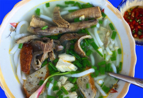 Ăn bánh canh lòng cá ngừ ở Nha Trang