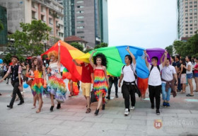 Cầu vồng lục sắc bao phủ phố đi bộ Nguyễn Huệ trong sự kiện diễu hành lớn nhất năm