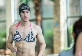Lý Trị Đình gây sốt với hình ảnh mặc bikini khoe cơ bắp 6 múi