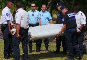 Mảnh cánh máy bay ‘là của MH370’