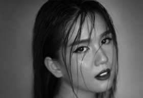 Ngọc Trinh lại tiếp tục tung ảnh bán nude