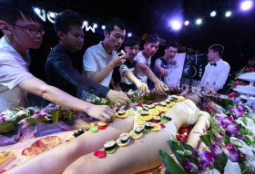 Xôn xao tiệc sushi trên mình thiếu nữ