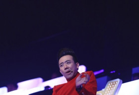 Trấn Thành tạo dáng “cô giáo cung Bọ Cạp” trong The Winner Is