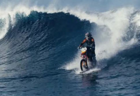 Video: Xe máy tự chế lướt sóng trên biển hút hàng triệu “like”