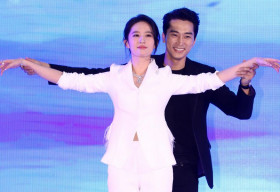 Lưu Diệc Phi và Song Seung Hun tình tứ tạo hình Titanic