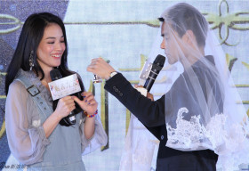 Thư Kỳ và Bành Vu Yến liên tục trêu ghẹo nhau trong họp báo “Thặng Giả Vi Vương”