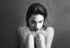 Ảnh khỏa thân hiếm hoi của Angelina Jolie được bán với giá 1.800 Bảng