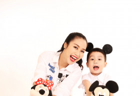 Mẹ con ốc Thanh Vân nhí nhảnh tạo hình với chuột Mickey