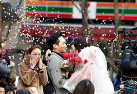 Sao Hoa ngữ kiếm bộn tiền nhờ… yêu nhau