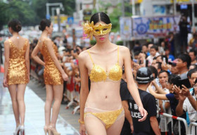 Thời trang nội y bằng vàng gây choáng tại Trung Quốc