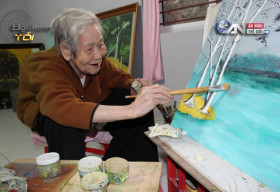 Cụ bà 95 tuổi vẽ 2.000 bức tranh đẹp mê hoặc