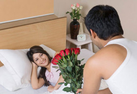 Tủi thân vì chồng không tặng hoa hay quà vào dịp lễ