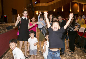 Hồ Ngọc Hà cùng Cường Đô La dẫn bé Subeo đi xem Disney Live