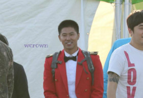 Yun Ho (DBSK) khiến fan cười ngất vì sự cố rách quần