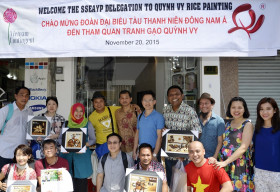 Đại biểu Tàu Thanh Niên Đông Nam Á và Nhật Bản tham quan Tranh Gạo Quỳnh Vy