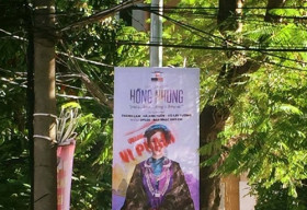 Băng rôn của Hồng Nhung bị phun sơn vào mặt vì vi phạm