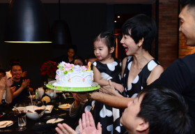 Siêu mẫu Xuân Lan diện váy đôi cùng con gái trong tiệc sinh nhật