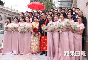 Đám cưới Hồ Hạnh Nhi: Vòng vàng nặng trĩu tay và dàn phụ dâu, siêu xe hoành tráng