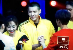 Luhan và Ngô Diệc Phàm nắm tay thân thiết khiến fan vui mừng