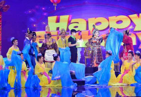 Minh Nhí bất ngờ được đồng nghiệp mừng sinh nhật 52 khi đang tập tuồng