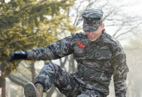 Yoon Shi Yoon xuất ngũ, xúc động trong vòng tay bạn bè và fan