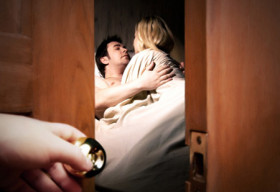 Ngoại tình bị phạt tù từ 3 tháng đến 1 năm hiệu lực từ 1/7/2016