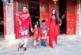 Gia đình Thành Được diện áo dài đi lễ chùa