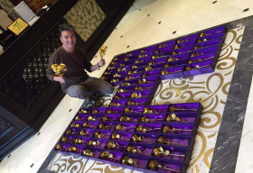 Đàm Vĩnh Hưng “chịu chơi” tặng 200 bông hồng dát vàng cho khán giả nữ