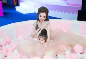 Elly Trần cùng con gái Cadie diện đồ đôi xinh như công chúa
