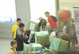 Mr Đàm gây choáng ở sân bay với số lượng hàng hóa shopping từ Mỹ
