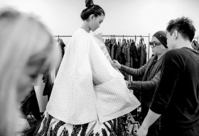 Công Trí “làm việc quần quật” chuẩn bị đêm khai mạc Tokyo Fashion Week