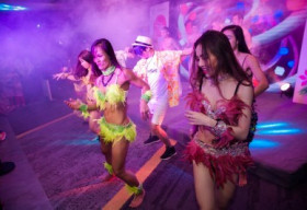 Rực rỡ sắc màu lễ hội Hawaii chào hè 2016