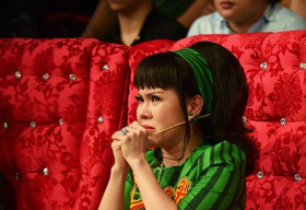 Làng hài mở hội: Việt Hương khóc nức nở hối lỗi với con gái