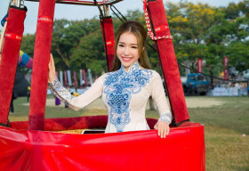 Elly Trần đẹp duyên dáng với áo dài truyền thống