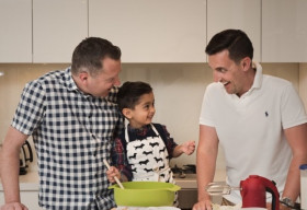 Cậu bé nổi tiếng và hai ông bố đồng tính