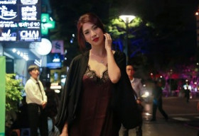 Pha Lê diện váy sexy ‘lội bộ’ phố đi bộ Nguyễn Huệ