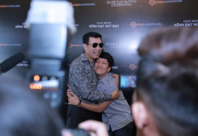 Trường Giang nhí nhảnh bên đàn anh Vân Sơn đi nhận Nút bạc