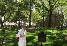 Mr Đàm khoác ba lô, khoẻ khoắn dạo chơi New York