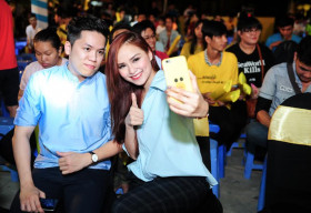 Diễm Hương diện đồ đôi xem bóng đá với chồng