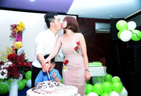 Dương Ngọc Thái được vợ tặng 99 đóa hồng