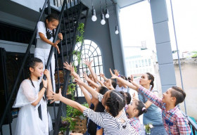 Huỳnh Mến nhí nhảnh cùng trò nhí đón hè sôi động